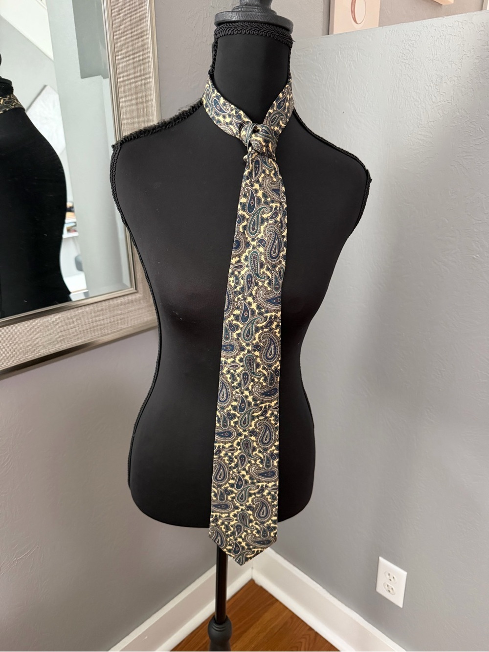 Bert Pulitzer Collectors Edition Paisley Silk Neck Tie. Made in USA